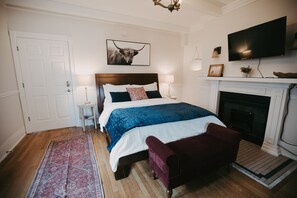 1 quarto, escrivaninha, ferros/tábuas de passar roupa, berço de viagem