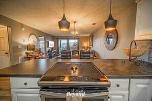 Fridge, microwave, oven, stovetop - Mountain View Retreat Branson | 3 Bed, 2 Bath (Branson)