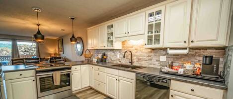 Kylskåp, mikrovågsugn, ugn och spishäll