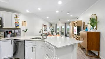 冰箱、微波炉、烤箱、炉灶