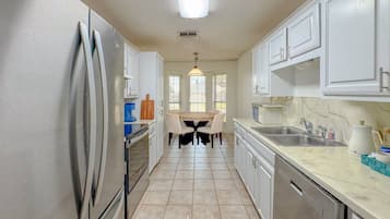 Frigorífico, placa de cocina, trona infantil y utensilios de cocina