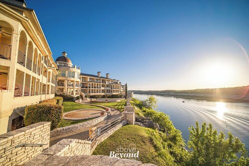 Spacious 3BR Lakefront Sunset Condo w/ Restaurant