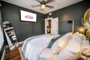 1 habitación, tabla de planchar con plancha y cuna de viaje 