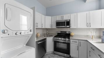 Een koelkast, een magnetron, een oven, een vaatwasser