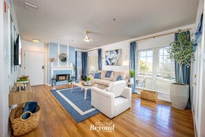 Smart TV, fireplace