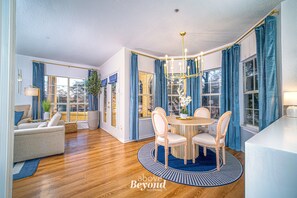 Dining - Memorable Spring Lakeview on a beautiful Island (Lago Vista)