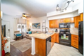 Kjøleskap, mikrobølgeovn, ovn og kokeplater