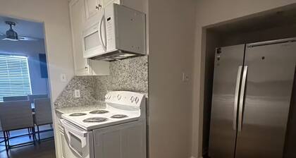 Charming 2-bedroom condo with WiFi, AC near the Houston Galleria