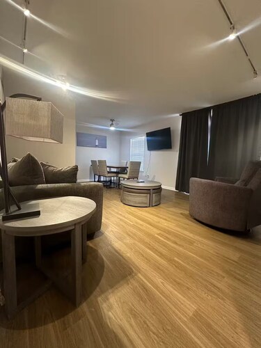 Charming 2-bedroom condo with WiFi, AC near the Houston Galleria