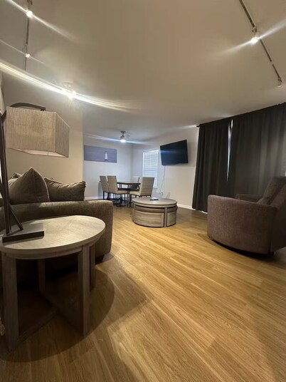 Charming 2-bedroom condo with WiFi, AC near the Houston Galleria