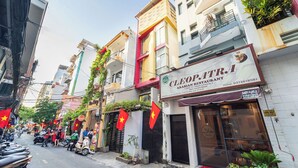 Straßenansicht mit einem Restaurant namens 'CLEOPATRA ARABIAN RESTAURANT' und einem Schild für 'DALING PHO'.