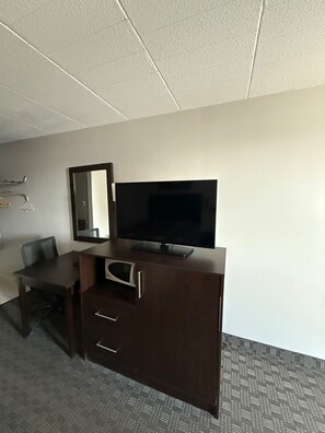 Down comforters, rollaway beds, free WiFi, bed sheets - Fort York Motel (Mississauga)