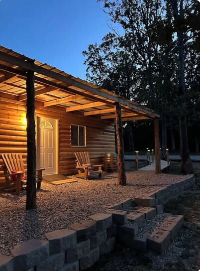 Cozy cabin 10 miles from ft wood pond view fire pit one room 2 comfy beds.