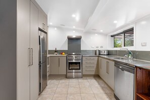 Microondas, horno, placa de cocina, lavavajillas