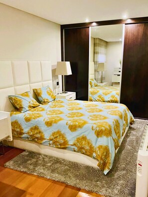 2 bedrooms, desk, iron/ironing board, travel crib