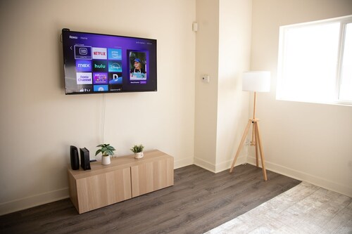 Business Traveler’s Haven – 2 Bedrooms, 2 Bathrooms with 1 Office.