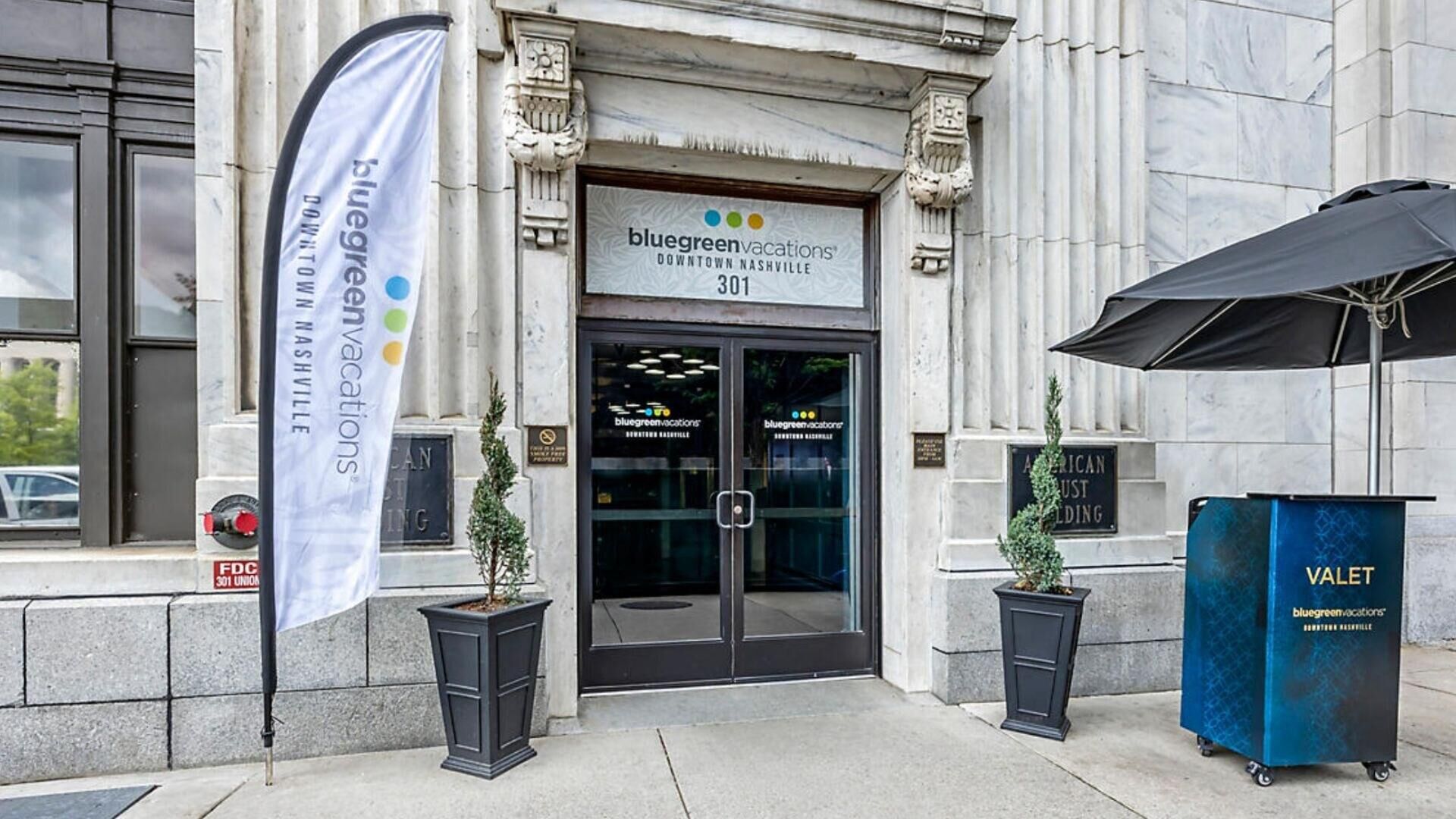 Entrada de un edificio con un cartel que dice Bluegreen Vacations Downtown Nashville, número 301.