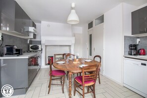 Een koelkast, een magnetron, een oven, een vaatwasser