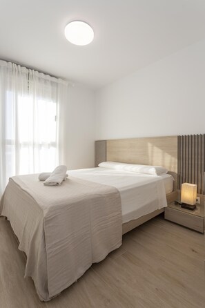 2 bedrooms, iron/ironing board, Internet