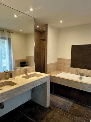 Shower, free toiletries, hair dryer, towels - Sublime architect-designed villa in the heart of nature (Solliès-Ville)