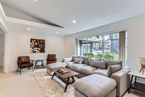 TV - Elegant Luxury Home in Prime Downtown Bellevue (Bellevue)
