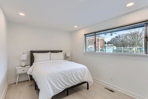 4 bedrooms, desk, iron/ironing board, free WiFi - Elegant Luxury Home in Prime Downtown Bellevue (Bellevue)