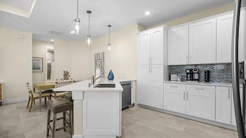 冰箱、微波炉、烤箱、炉灶