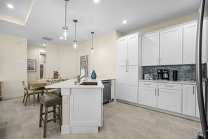 冰箱、微波炉、烤箱、炉灶