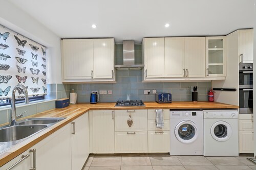 Beautiful 5 bedroom house in Stone,Aylesbury, 2 Free parking 