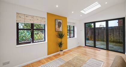 Beautiful 5 bedroom house in Stone,Aylesbury, 2 Free parking