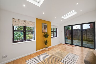 Beautiful 5 bedroom house in Stone,Aylesbury, 2 Free parking