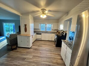 Mikrobølgeovn, ovn, kogeplade, opvaskemaskine