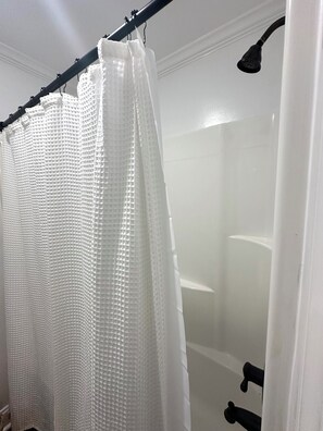 Haartrockner, Handtücher, Seife, Toilettenpapier