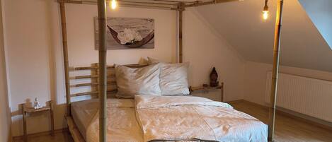 2 habitaciones, escritorio y tabla de planchar con plancha