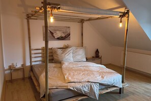 2 Schlafzimmer, Schreibtisch, Bügeleisen/Bügelbrett, Reisekinderbett