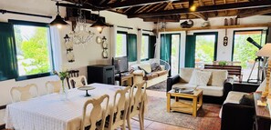 Una televisión, una chimenea