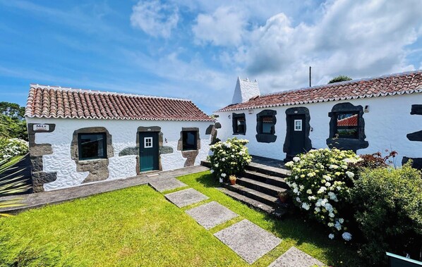 Exterior - Casa da Serreta 15 by PontaNegraAzores (Serreta)