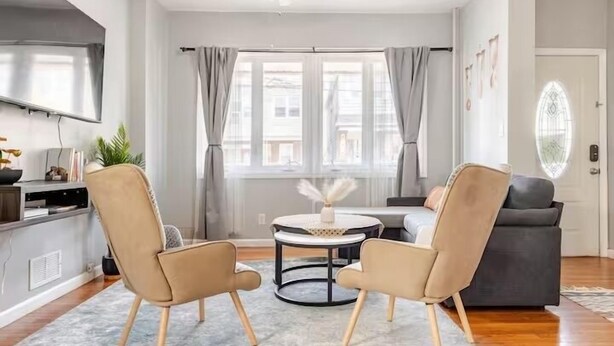 Smart TV - Free parking, Safe Area -close to NYC and Newark Airport,  2-bedroom apartment. (Bayonne)