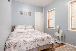 2 bedrooms, iron/ironing board, travel cot, WiFi - Free parking, Safe Area -close to NYC and Newark Airport,  2-bedroom apartment. (Bayonne)
