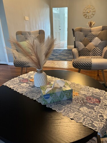 Free parking, Safe Area -close to NYC and Newark Airport,  2-bedroom apartment.