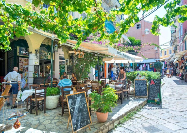 Outdoor dining - Attractive Villa, A/C, Large Private Pool & Idyllic Setting in the Sought-After Area of Gastouri! (Kerkira)