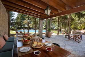 Outdoor dining - Attractive Villa, A/C, Large Private Pool & Idyllic Setting in the Sought-After Area of Gastouri! (Kerkira)