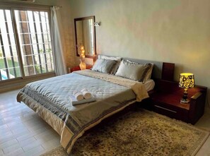 3 chambres, fer et planche à repasser, Wi-Fi, draps fournis