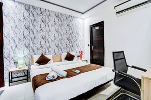 Deluxe-Maisonette, Stadtblick | Schreibtisch, laptopgeeigneter Arbeitsplatz, kostenloses WLAN