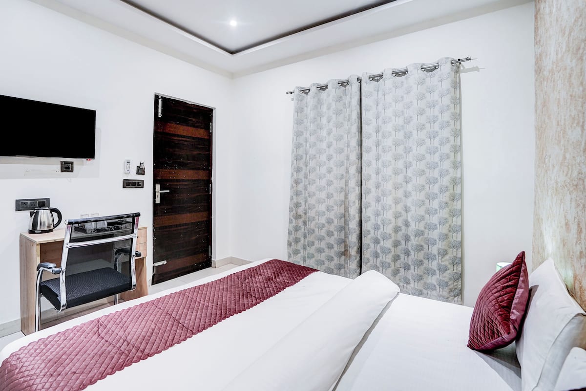 Double Room, City View | Desk, laptop workspace, free WiFi