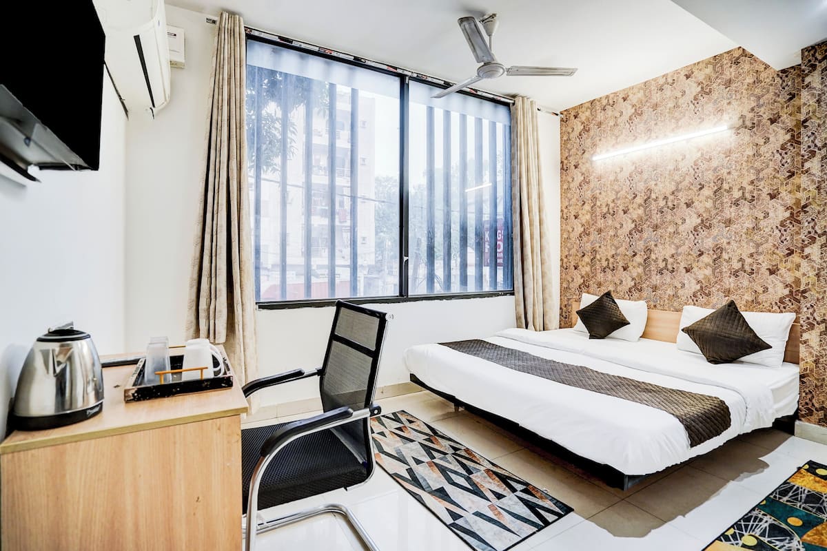 Desk, laptop workspace, free WiFi