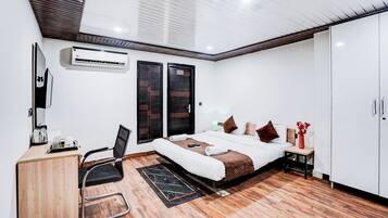 Family Suite | Desk, laptop workspace, free WiFi