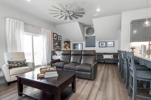 ハウス クイーンベッド 1 台ソファーベッド付き (Sugar Sand Cottage A) | リビング エリア