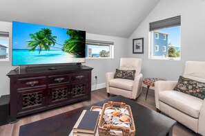 ハウス クイーンベッド 1 台ソファーベッド付き (Sugar Sand Cottage A) | リビング エリア