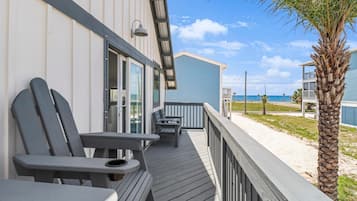 House, 1 Queen Bed with Sofa bed (Sugar Sand Cottage A) | Terrace/patio